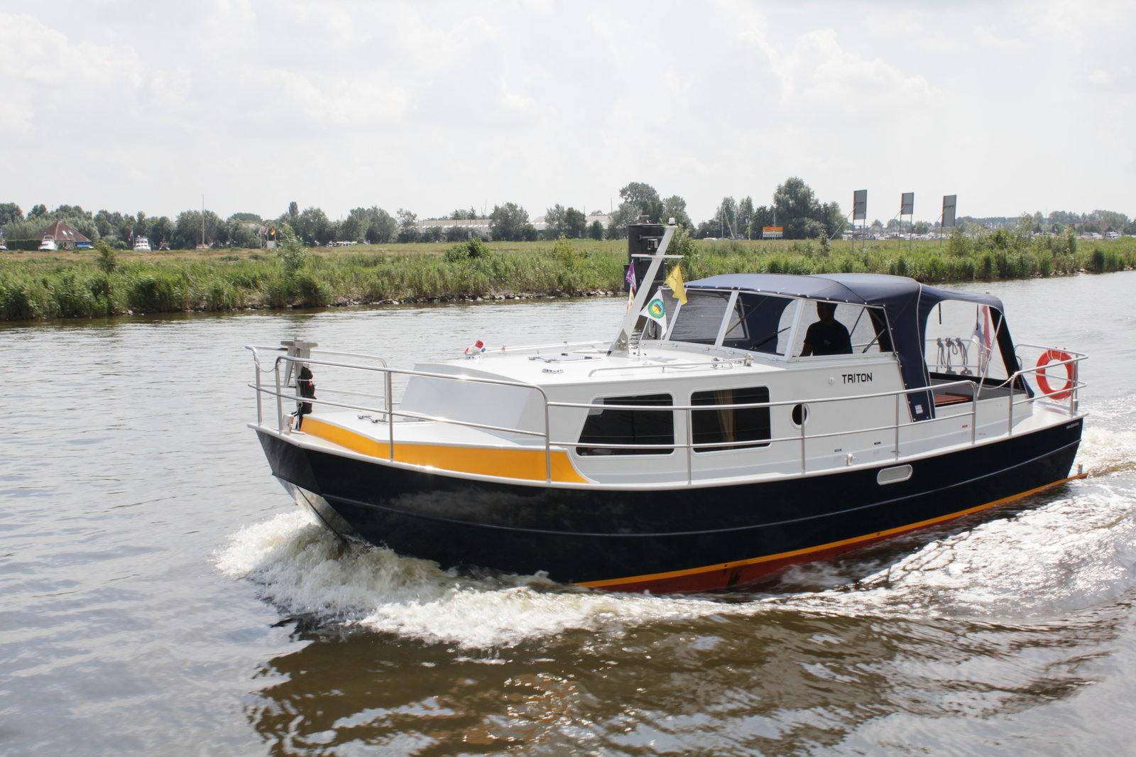 Motorboot Bruzer 850 Ok Triton Huren In Friesland De Schiffart Yachtcharter