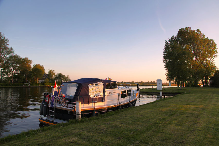 Motorjacht huren in Friesland bij de Schiffart Yachtcharter