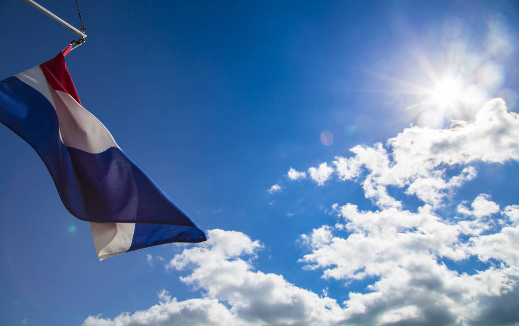 De Nederlandse vlag schittert in het zonnetje.