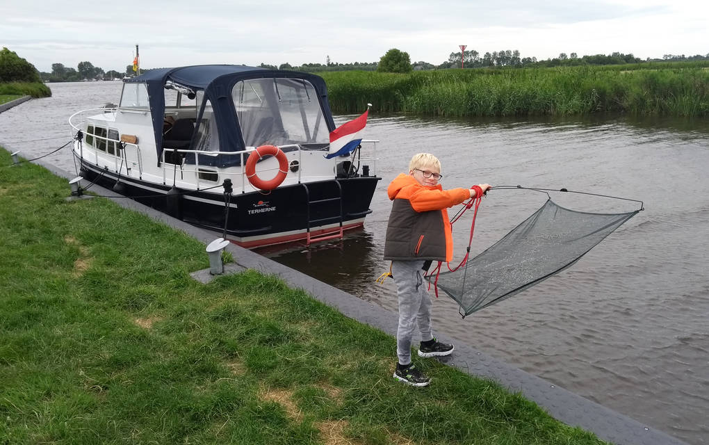 Bij het huren van een motorboot is het mogelijk om een visvergunning er bij de kopen.