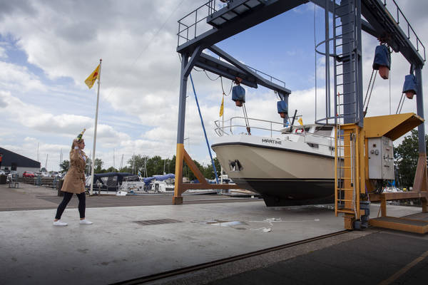 De nieuwe boot Rob 9.60 'Martine' wordt gedoopt.