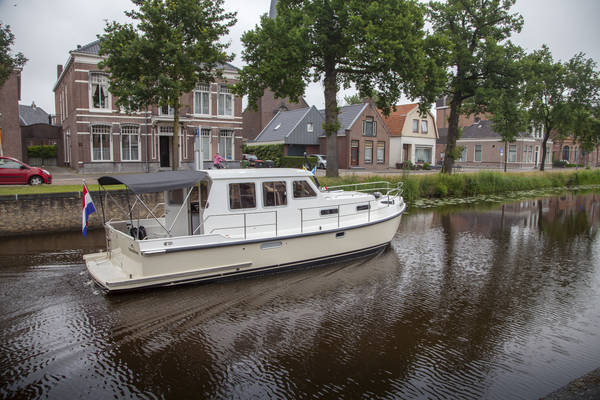 De nieuwe boot 'Martine' maakt haar proefvaart in Heerenveen.