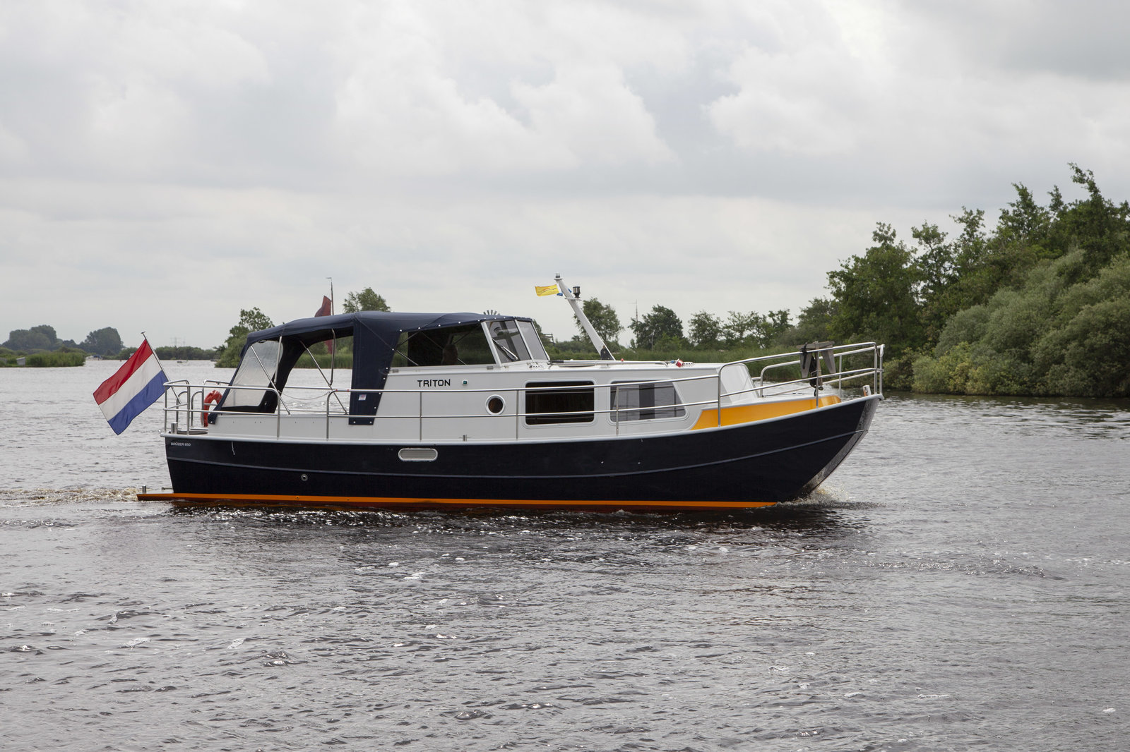 Motorboot 'Brûzer 850 OK 'Triton'' huren Friesland De Schiffart Yachtcharter