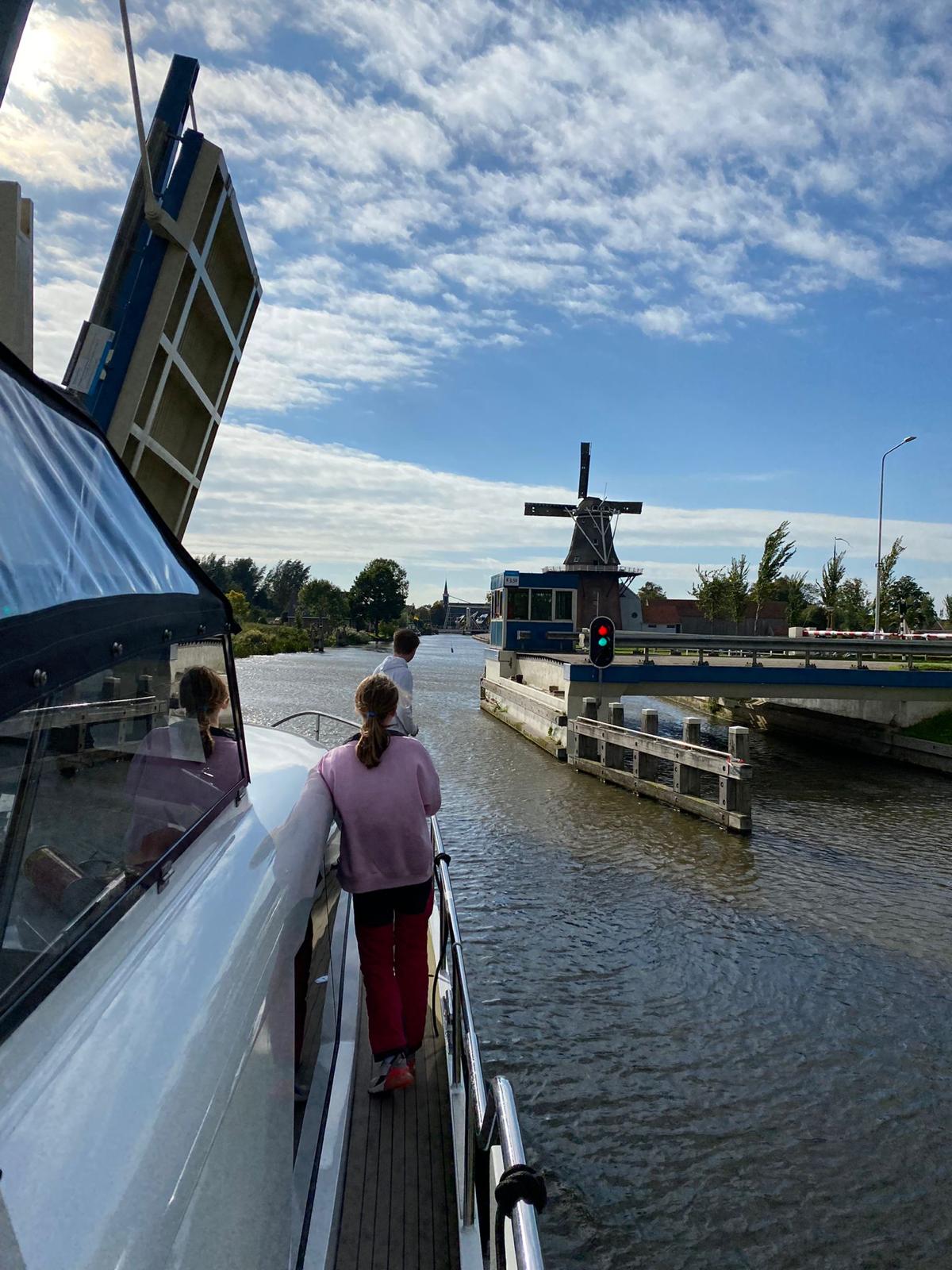 Super Lauwersmeer Sierra Lima door de brug