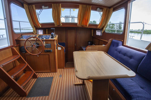 Een mooie nieuwe kunststof teak-line vloer in de Schiffart Kruiser Jupiter! 